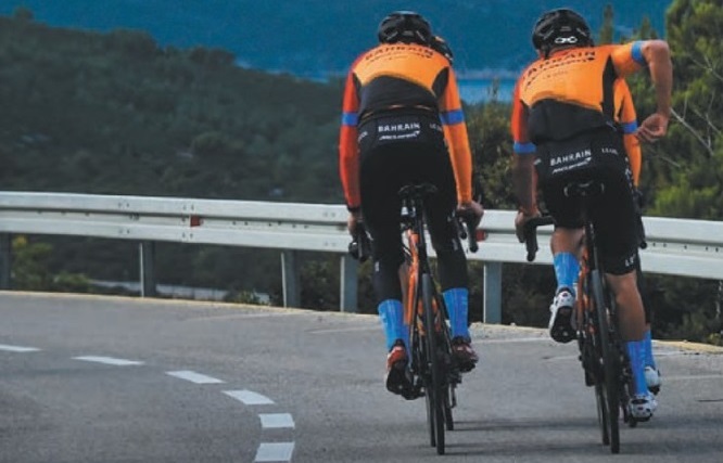 メリダのロードバイクでツーリングをする二人の男性